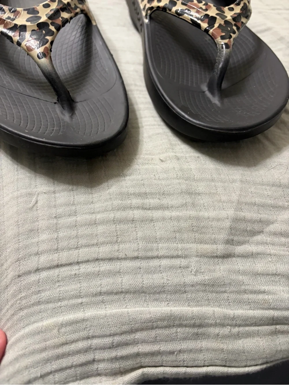 OOFOS OOlala limited edition leopard print sandals women’s 10